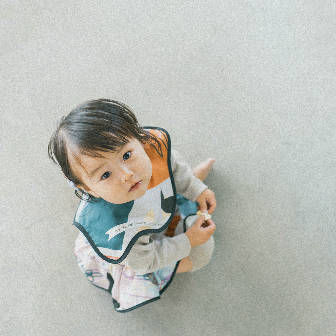 IYAIYA! Origami bib (イヤイヤ!折り紙スタイ)